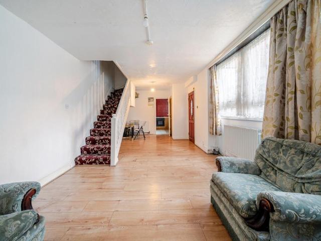 3 bedroom flat for sale