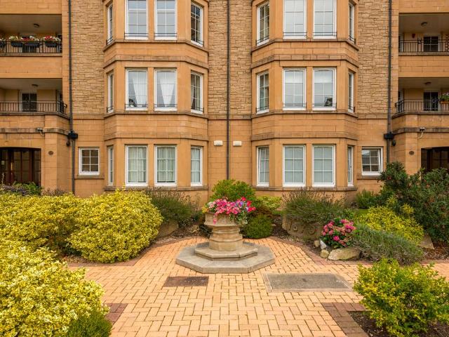 3 bedroom flat for sale
