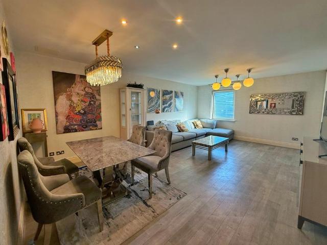 3 bedroom flat for sale