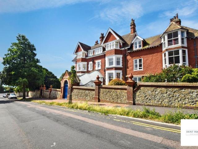 3 bedroom flat for sale