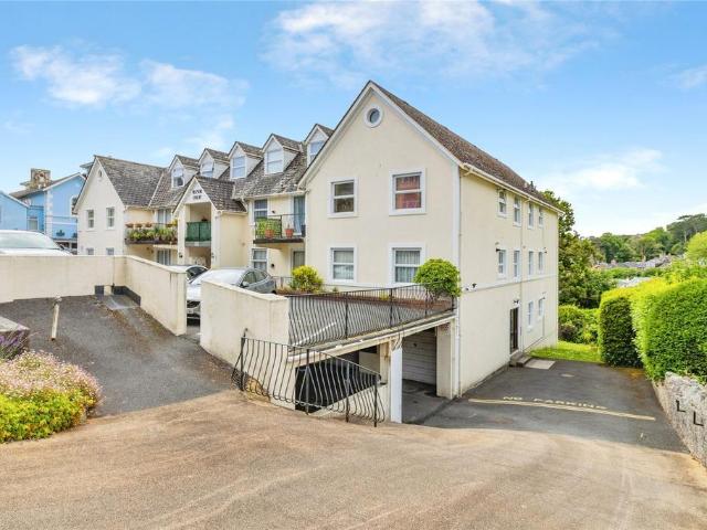 3 bedroom flat for sale
