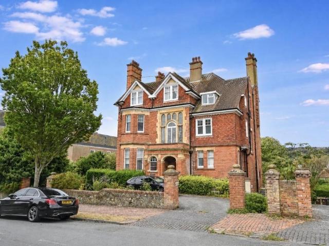 3 bedroom flat for sale