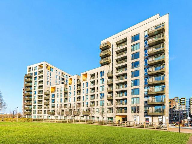 3 bedroom flat for sale