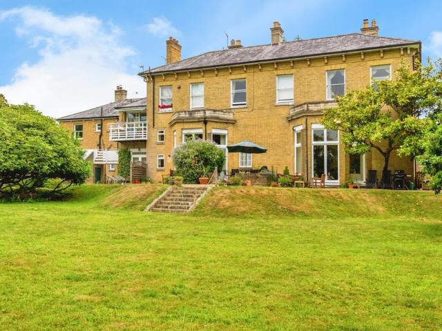 3 bedroom flat for sale