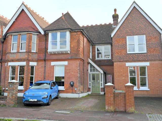 3 bedroom flat for sale