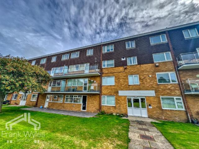 3 bedroom flat for sale
