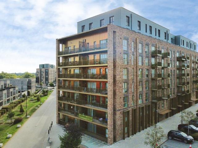 3 bedroom flat for sale
