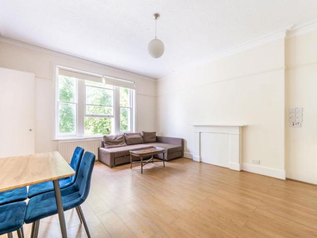 3 bedroom flat for sale