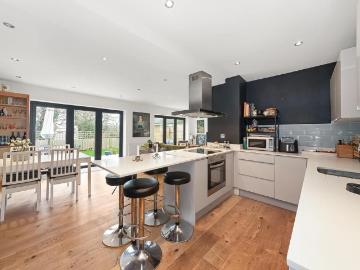 3 bedroom flat for sale