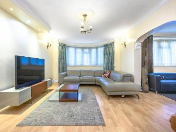 3 bedroom flat for sale