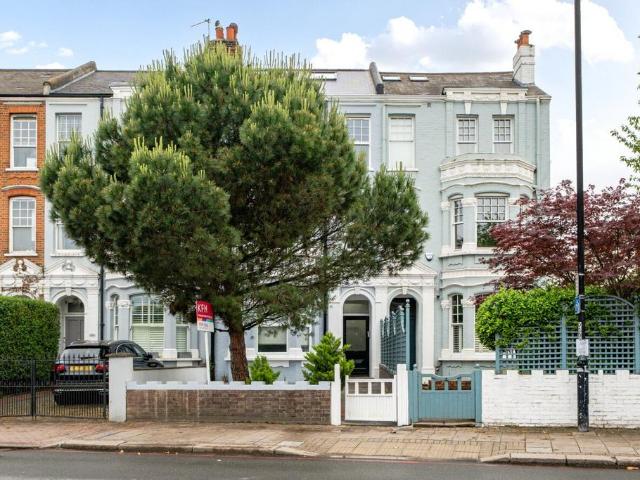 3 bedroom flat for sale