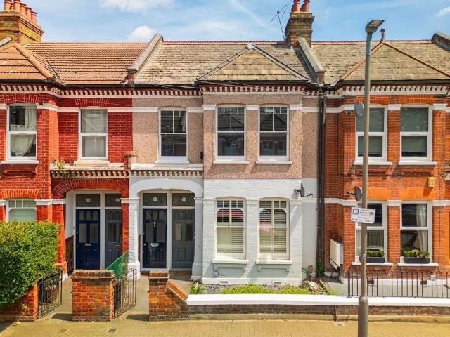 3 bedroom flat for sale