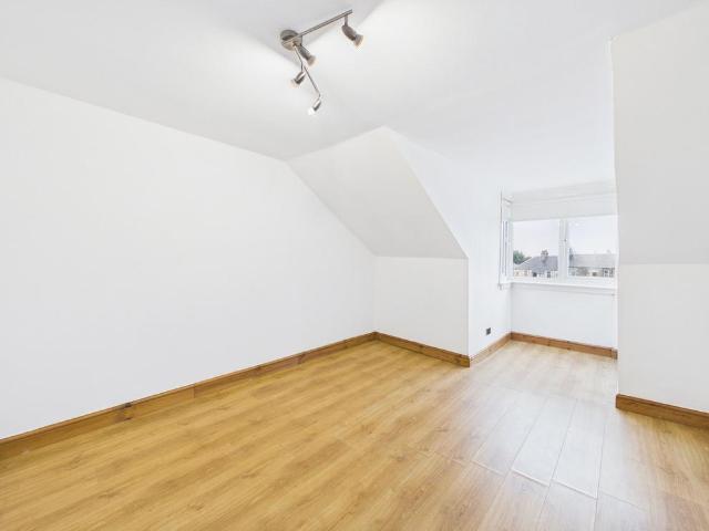 3 bedroom flat for sale