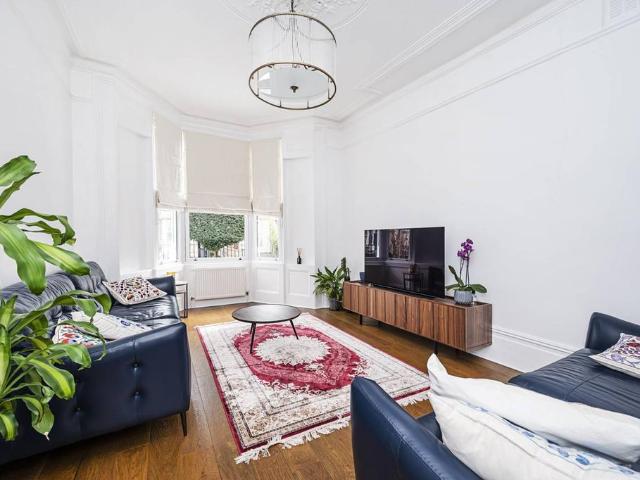 3 bedroom flat for sale