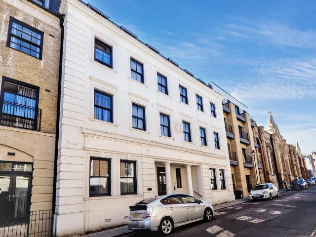 3 bedroom flat for sale