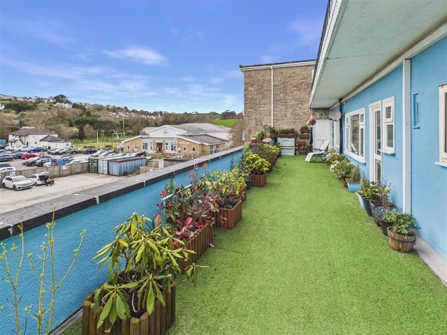 3 bedroom flat for sale