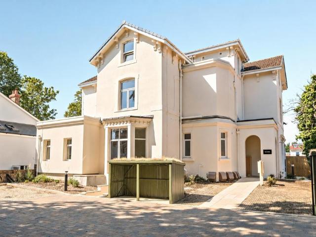 3 bedroom flat for sale
