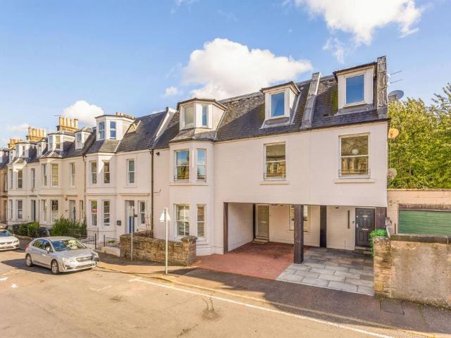 3 bedroom flat for sale