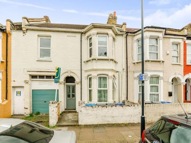 3 bedroom flat for sale