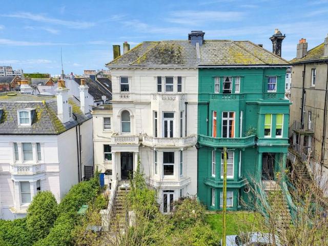 3 bedroom flat for sale