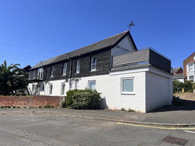 3 bedroom flat for sale