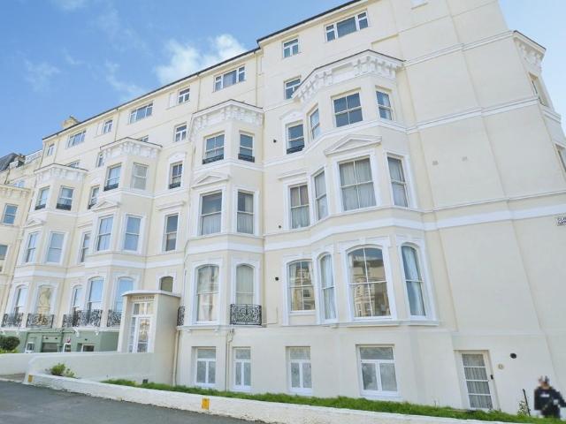 3 bedroom flat for sale