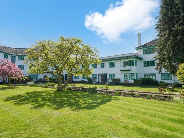 3 bedroom flat for sale