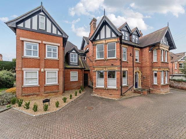 3 bedroom flat for sale