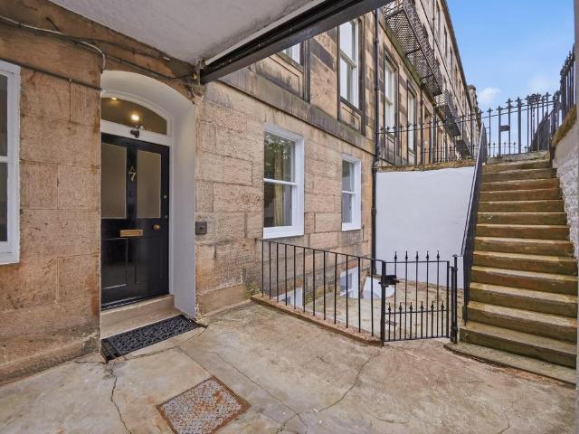 3 bedroom flat for sale