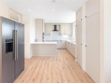 3 bedroom flat for sale
