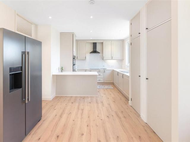 3 bedroom flat for sale