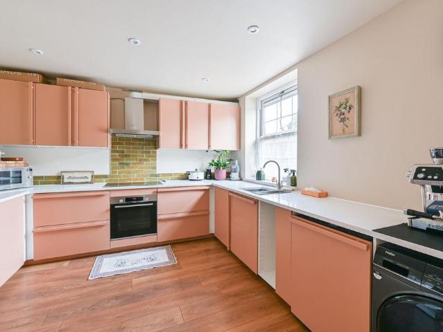 3 bedroom flat for sale