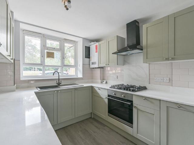3 bedroom flat for sale