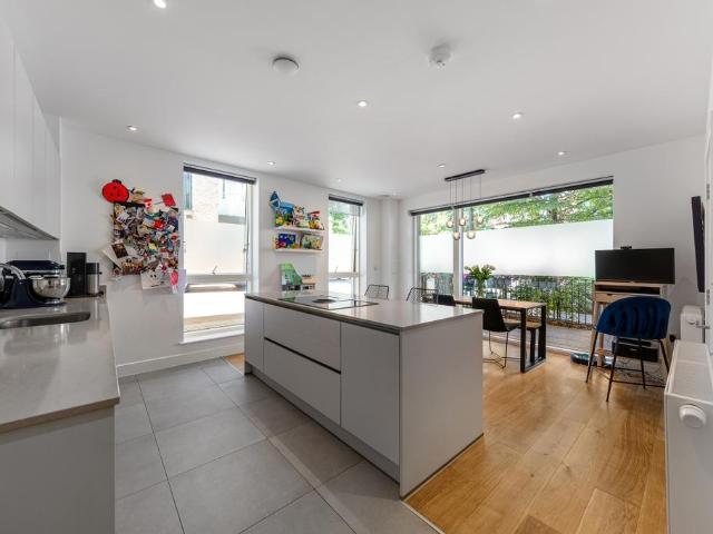 3 bedroom flat for sale
