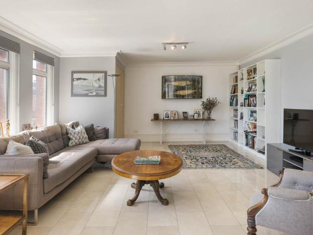 3 bedroom flat for sale