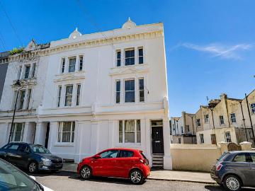 3 bedroom flat for sale
