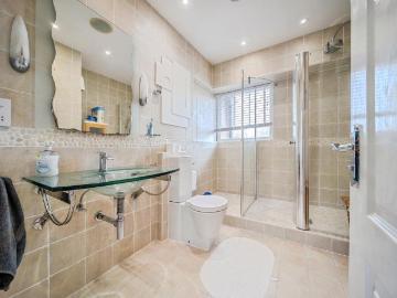 3 bedroom flat for sale