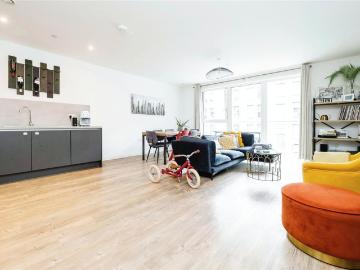 3 bedroom flat for sale