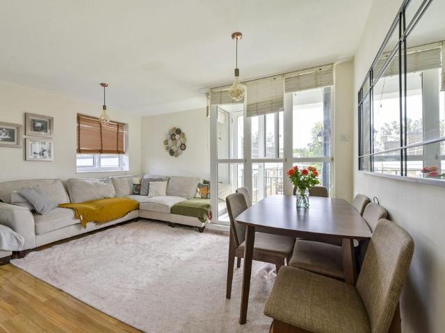 3 bedroom flat for sale