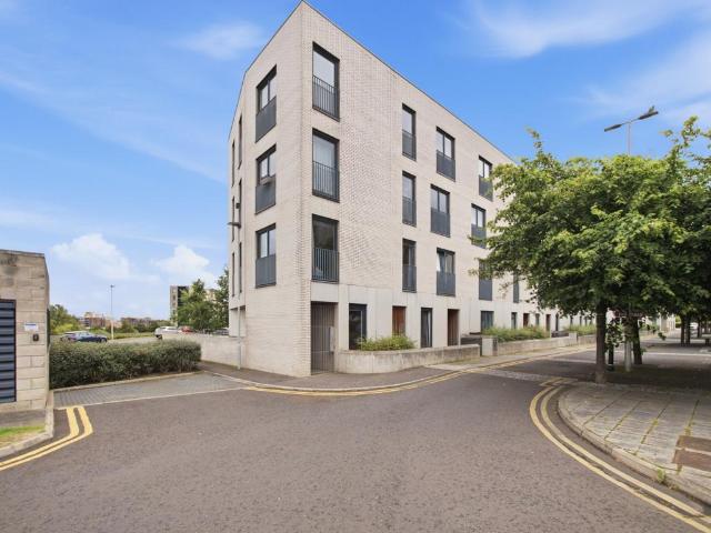 3 bedroom flat for sale