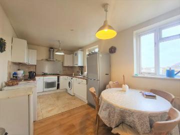 3 bedroom flat for sale