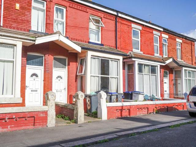 3 bedroom flat for sale