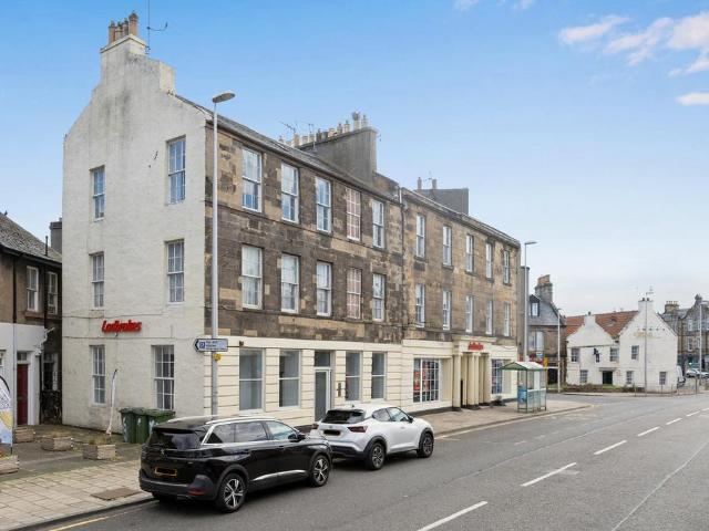 3 bedroom flat for sale