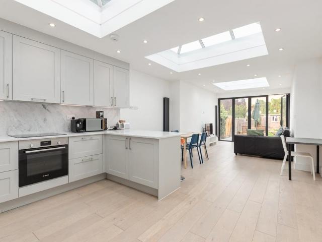 3 bedroom flat for sale