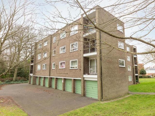 3 bedroom flat for sale