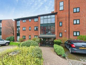3 bedroom flat for sale