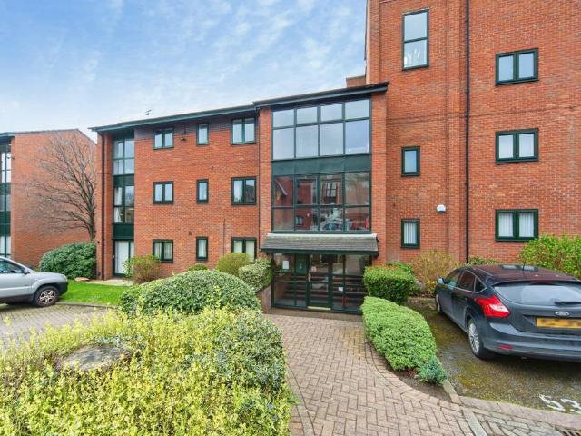 3 bedroom flat for sale