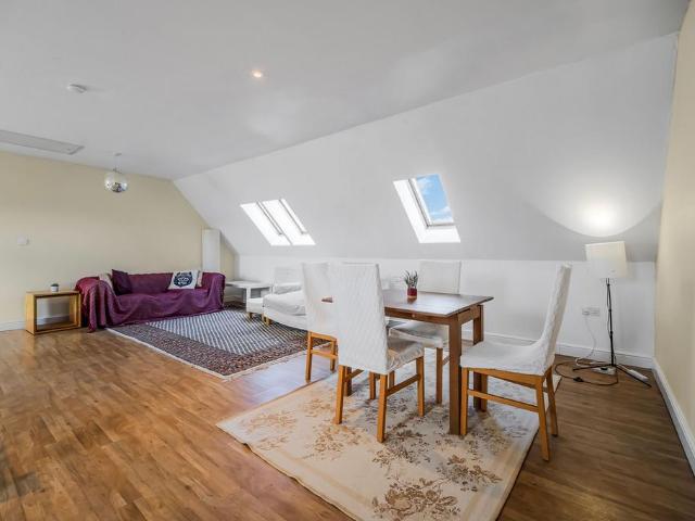 3 bedroom flat for sale