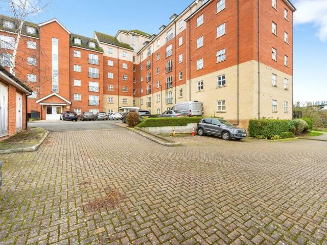 3 bedroom flat for sale