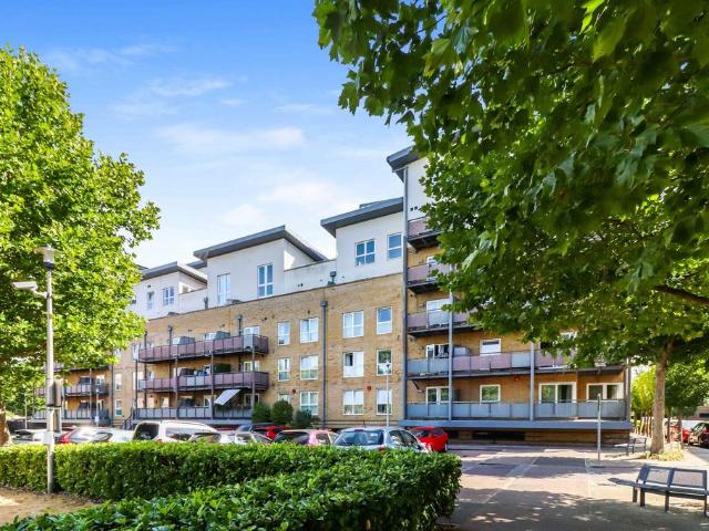 3 bedroom flat for sale